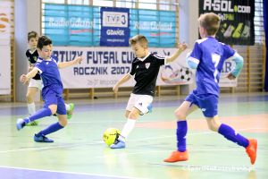 Kartuzy Futsal Cup 2016 w Kiełpinie już trwa. 20 zespołów powalczy o trofea i awans do niedzielnego turnieju głównego
