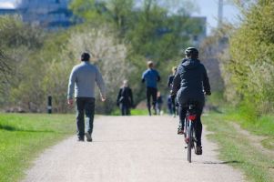 Zadbaj o bezpieczeństwo na rowerze - założenie kasku to podstawa, ale to nie wszystko [Kaszuby na Rowerze] 