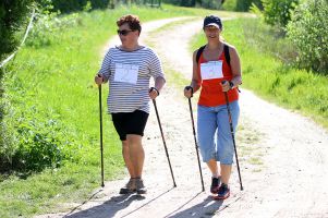 Marsz Nordic Walking z Kaszubskim Zakątkiem 2018. Spacerowali z kijami i odkrywali urokliwe Połęczyno