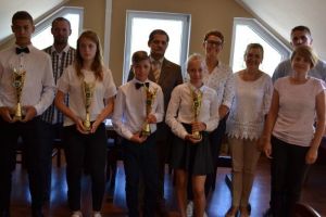 Puchary wójta dla utalentowanych uczniów na podsumowaniu sportowego roku w gminie Somonino