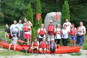 Trwa Wielki Spływ Słupią mieszkańców gminy Sierakowice śladami Jana Pawła II z okazji 150 lat parafii w Gowidlinie