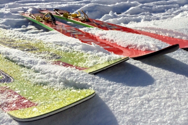 narty_narciarstwo_sporty_zimowe_stok_snieg.jpg