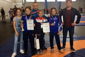 Trzy dziewczyny i trzy medale Cartusii Kartuzy na zapaśniczym turnieju w Pelplinie