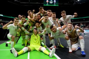 Reprezentacja Polski z Pawłem Piórem na podium Mistrzostw Europy w Futsalu 2019