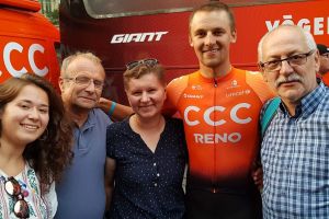 Szymon Sajnok na podium Vuelta a Espana. Kolarz CCC z Kartuz trzeci na mecie w Madrycie