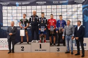 Aleksander Mielewczyk mistrzem Polski juniorów w zapasach 2020. Andrzej Drewa na podium