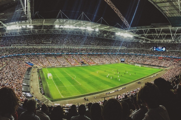 pilka_nozna_stadion_kibice_pixabay.jpg