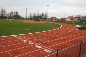 Stadion lekkoatletyczny w Sierakowicach gotowy. Są też nowe bieżnia, skocznia i boisko przy SP nr 2