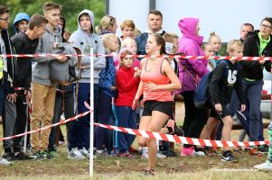 Biegi Brzegami Raduni 2016. Ponad 500 uczniów pobiegło w Sarnim Dworze pod Somoninem